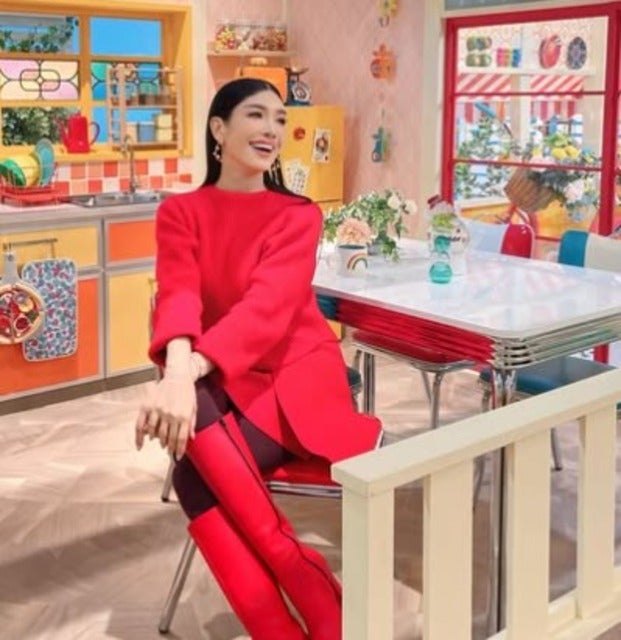 「カズレーザーさんの週じゃなくて良かった〜」アンミカが衣装を忘れ、真っ赤な私服でサタデープラスに出演！