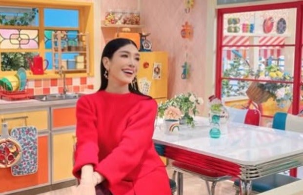 「カズレーザーさんの週じゃなくて良かった〜」アンミカが衣装を忘れ、真っ赤な私服でサタデープラスに出演！