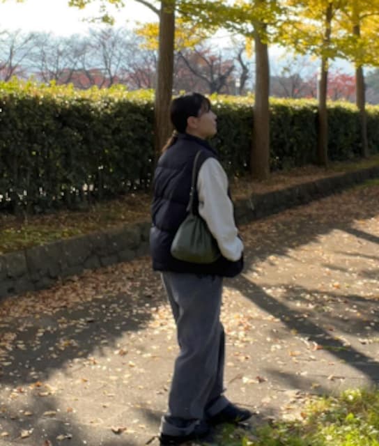 北京五輪スノーボード日本代表・冨田るき　秋めくいちょう並木をサンダルで散歩