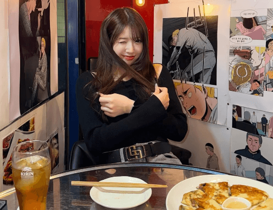 「ウインクにハートを射抜かれた」人気ラウンドガール、飲食店内でウインクショットを披露！ファンノックアウト「可愛いから何でも似合う…」