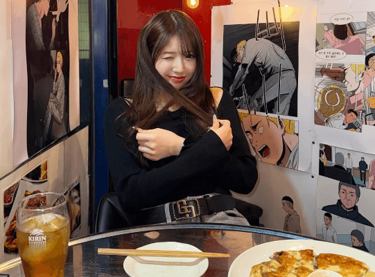 「ウインクにハートを射抜かれた」人気ラウンドガール、飲食店内でウインクショットを披露！ファンノックアウト「可愛いから何でも似合う…」