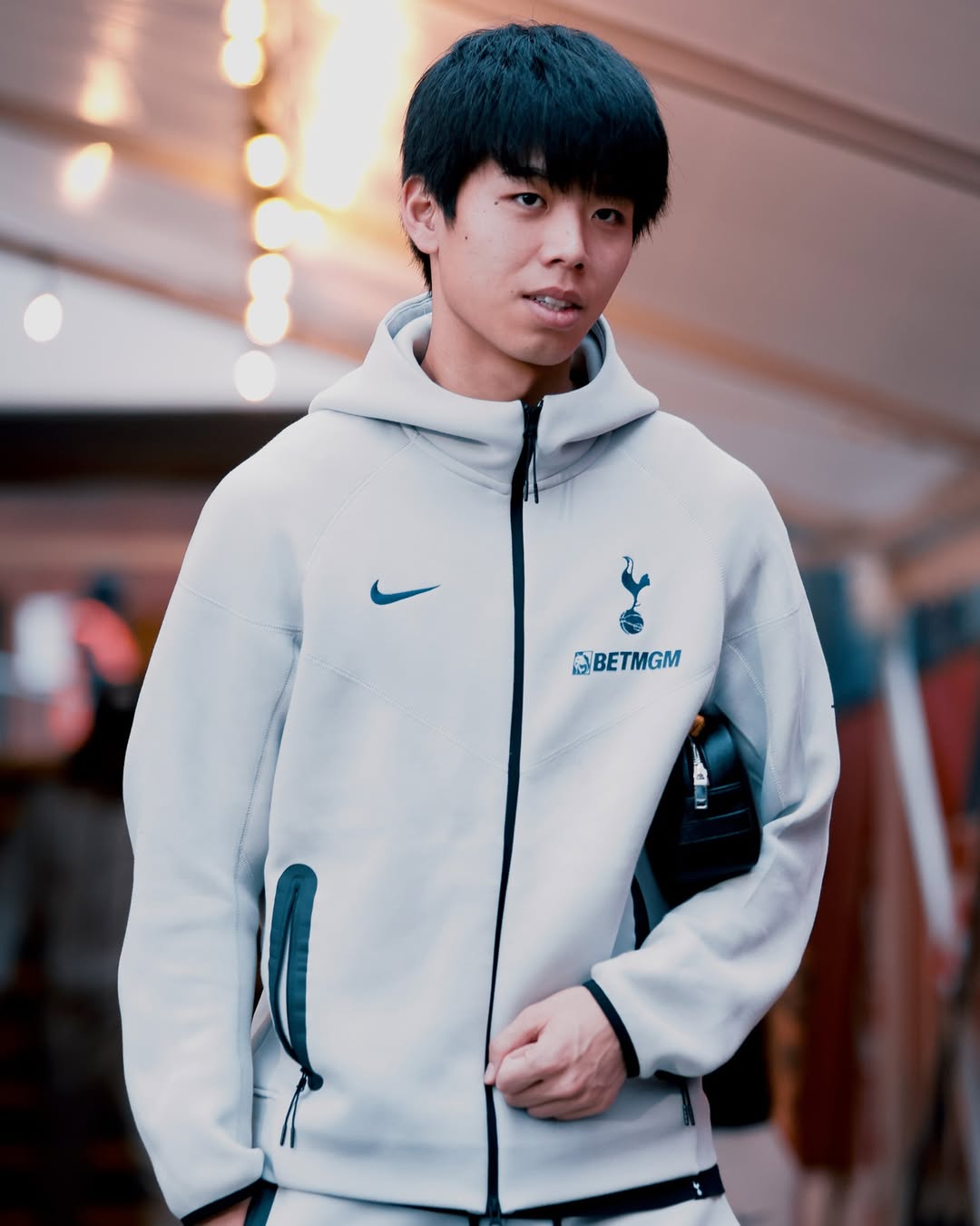 今夏欧州移籍の日本代表DFが初のベンチ入り！