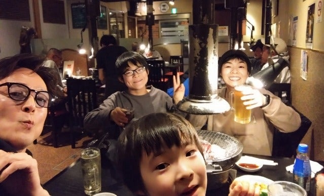 山田花子が夫、愛息子らの家族4人で「1日遅れのクリスマス」満喫💓人気焼肉店へ🌈