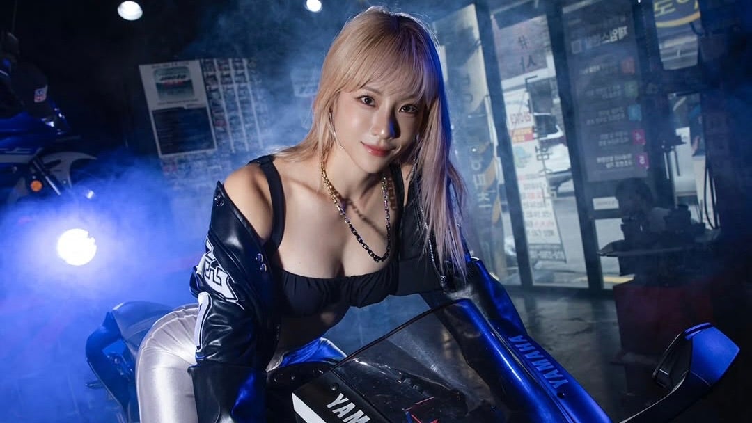 まるで映画のワンシーン！？“ヒップアップの女神”が降臨…バイク×美ボディの破壊力が別次元