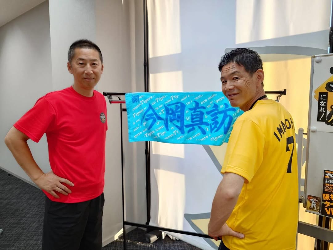 元プロ野球選手・今岡真訪、共に生配信した〇〇アナとツーショット！オリジナルTシャツも作成！？