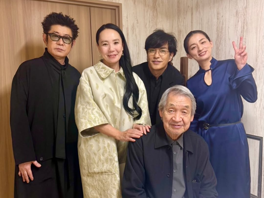 北村一輝、舞台あいさつ前の控室ショット公開　豪華キャストとの一枚に反響