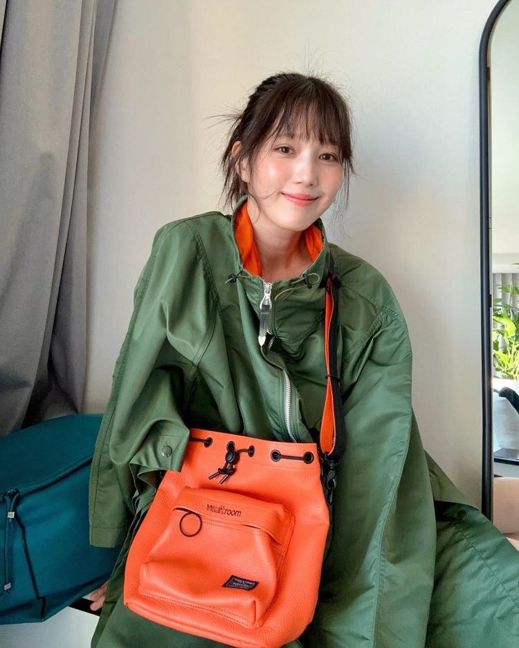 本田翼 可愛らしいポンチョとバッグを着用した写真を公開📸「激カワ！！！！」