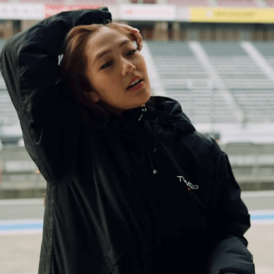 「きゃわいい！」美女レーシングドライバー、美髪かき上げの”テストラン・ムービー”に海外ニキもエールを飛ばす！「アメイジング・ビューティー」