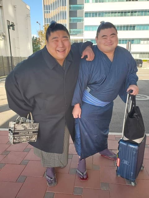 「笑顔まで完コピ」力士のツーショットが”COWCOW”すぎると話題に