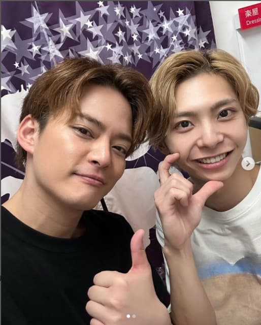 中山優馬『Endless SHOCK』後輩たちとのショット