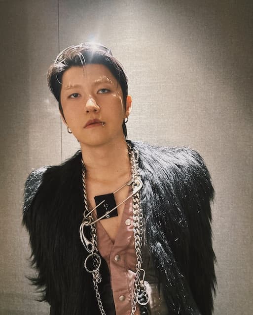 Mrs. GREEN APPLE・若井滉斗「MTV VMAJ」衣装のオフショットを