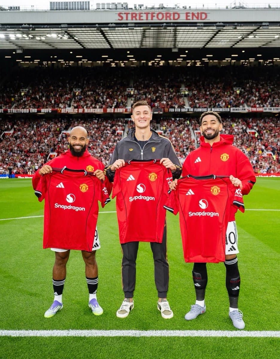 マンチェスター・U、新戦力クーニャ、シェシュコ、ムベウモを本拠地でお披露目