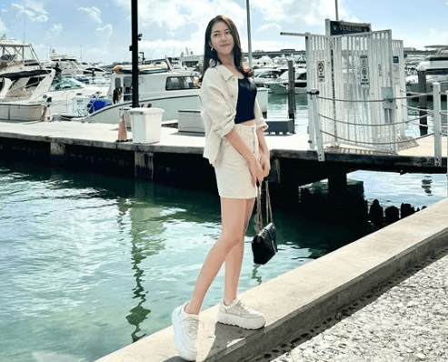 「お姉さん、その位置大丈夫！？」あの人気モデル＆ゴルフ女子、防波堤の水面・ギリギリショットを披露しファンガッツポーズ！