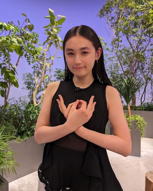 アナザースカイ女優が謎ポーズ！？ ゲストには大物女優が