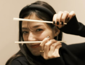 石井杏奈、みんなで差し入れキンパを堪能！幸せいっぱいのオフショット