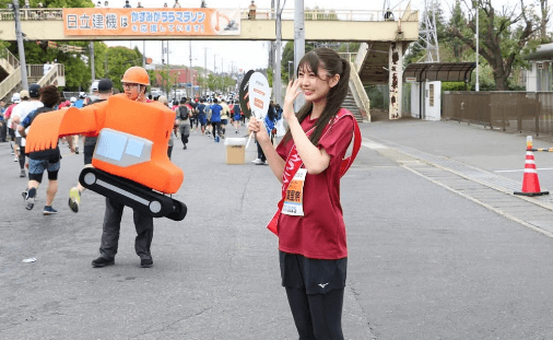 「目が印象的な美人ですね」”石川さゆりの姪”石川満里奈、かすみがうらマラソンのサポーターを務めたショットを公開！