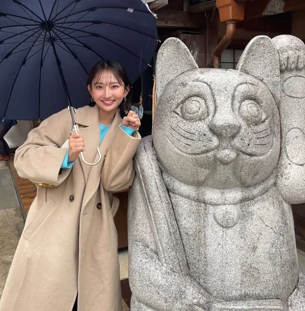 CBC美人気象予報士アナ・友廣南実、『巨大まねきねこ』とお揃いポーズでパシャリ！可愛すぎる笑顔に癒されるファン続出
