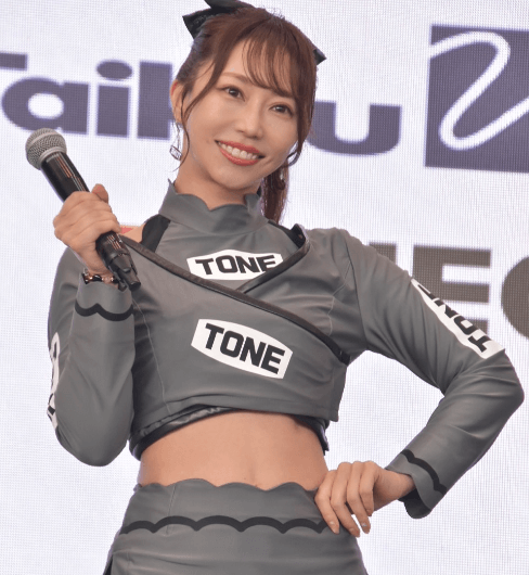 「笑顔がめっちゃ眩しくて」人気レースクイーン、サーキットの”ステージ・美ショット”披露にファン惚れ惚れ