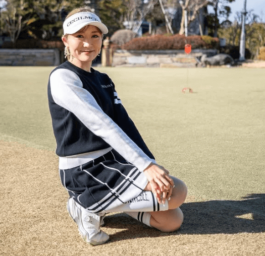 「写真現像していいですか？」人気美女ゴルファー、芝生で微笑む”着座・ショット”にファン歓喜！「超かわいい」