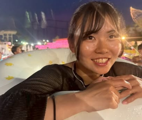 「ナイトプール！」美女フットサル選手、きらびやかな夜プールで