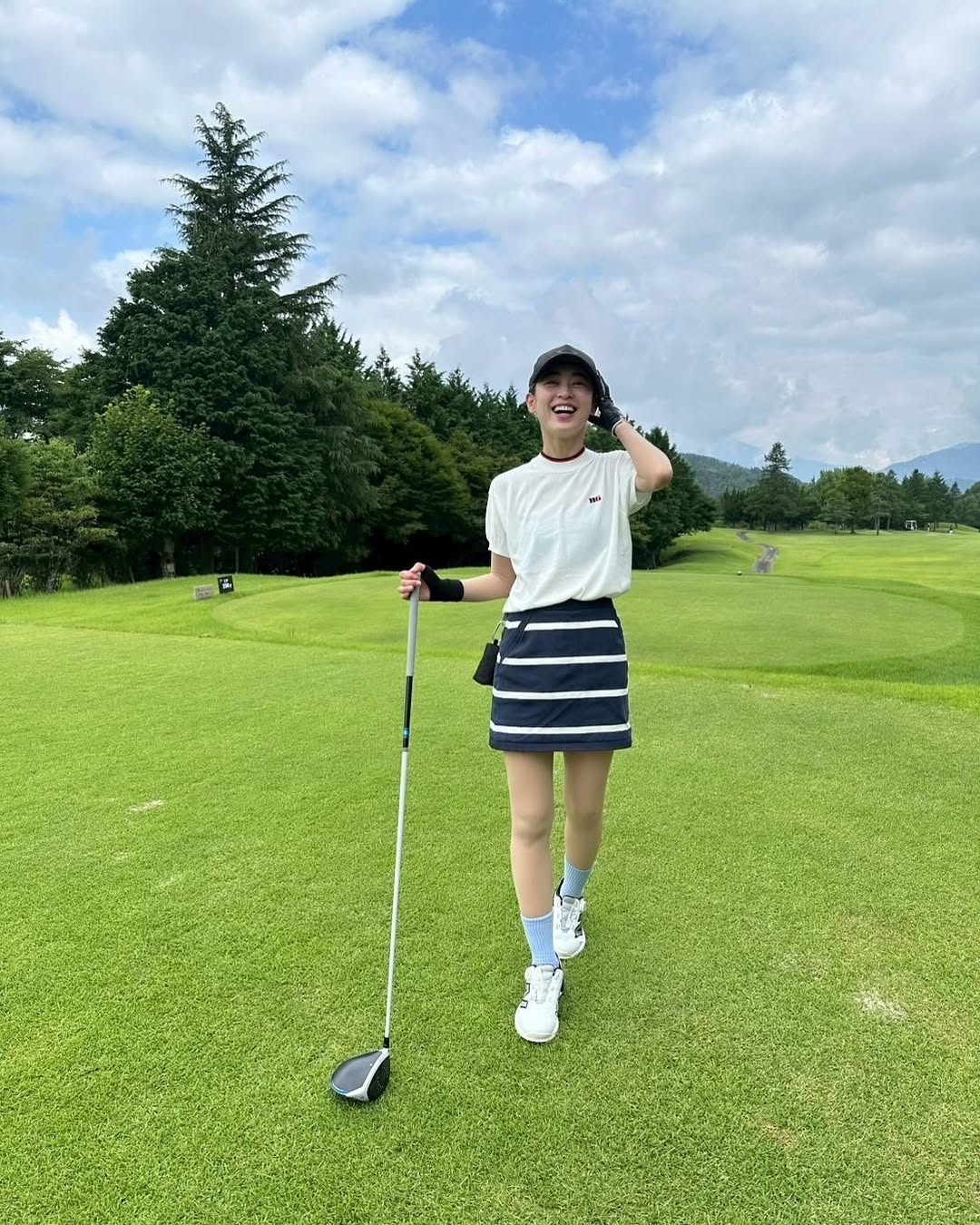 滝裕可里が炎天下でのゴルフショットを披露！久しぶりのラウンドでグッドスイング！