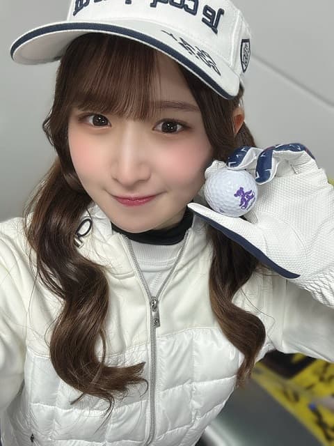 「ゴルフ用品のモデルになれそう」アイドル 貝賀琴莉のゴルフウェアショットが大好評！