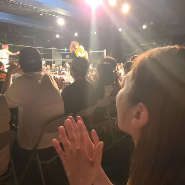 トム・ブラウン布川、芸人仲間のみゆきとプロレス観戦！