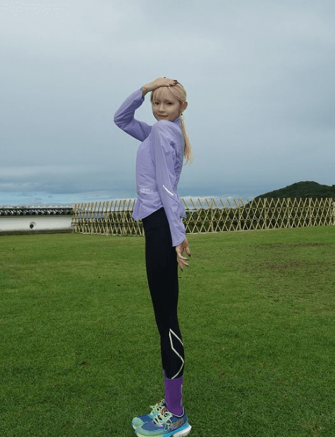 金髪スポーツアンドロイド風の激美女・志村美希、苓北夕やけマラソンへ出陣！現地でもユニーク過ぎる個性を発揮