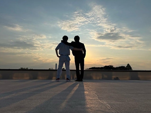 山田涼介が同級生コンビのオフショットを公開!