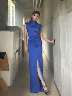 美人アナ 大胆スリットから美麗な太もも覗く最新ショットにファン大興奮 ”見えそうで見えない”1枚が話題に