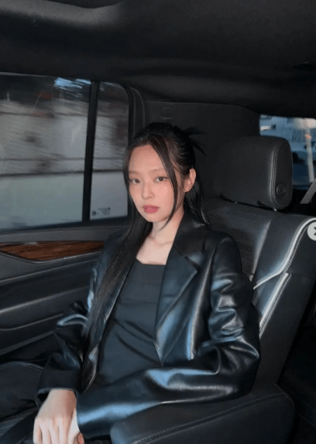 BLACKPINK・ジェニー「BLACK革ジャケット」でCOOLな姿に注目！