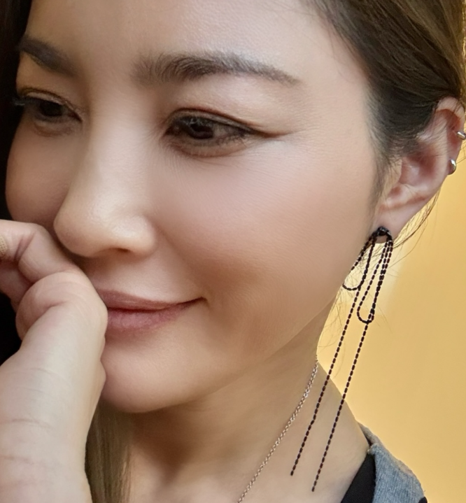 瀬戸朝香が魅せた“大人のピアスコーデ”に絶賛の声！「美しすぎ」「お洒落ー」コメント殺到！