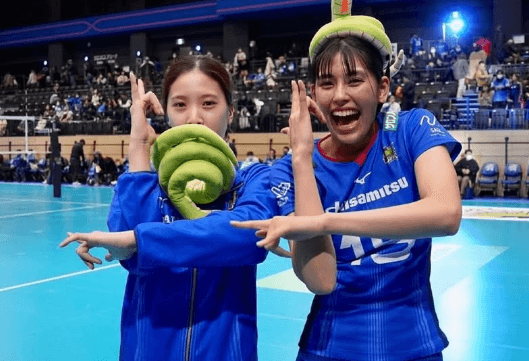 あの美女バレー選手、”トグロ巻＆女将はんショット”をコートで公開し大反響！「ファンサありがとう」