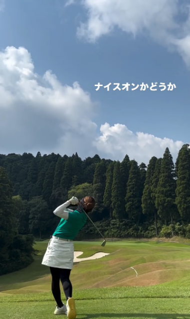 「私が台無しにしました笑」美女ティーチングプロ 吉竹千絢、ナイスショット披露するもまさかのハプニング⁉