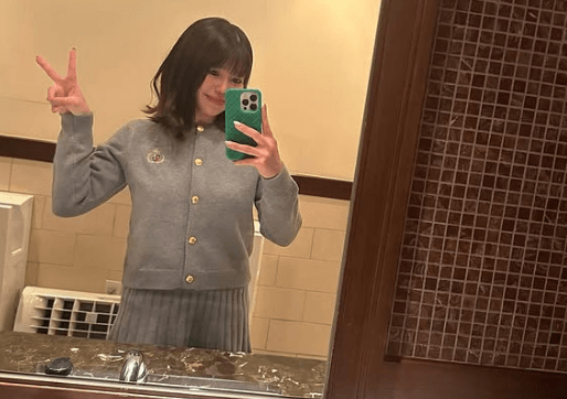 「ピース可愛い～！」キュートな女子ゴルファー、豪華ステーキ店へ訪問！鏡面前の自撮りが”めっカワ”だと話題に