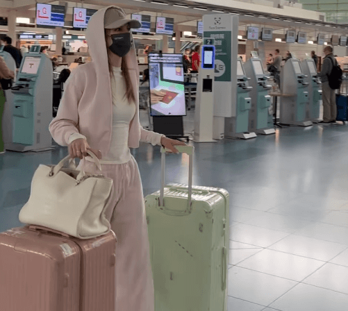 「オーラやばいよー！」モデル・マギー、旅立ちの”空港ウォーキング”シーンが大物感出すぎと反響！「セレブ感出しまくり」