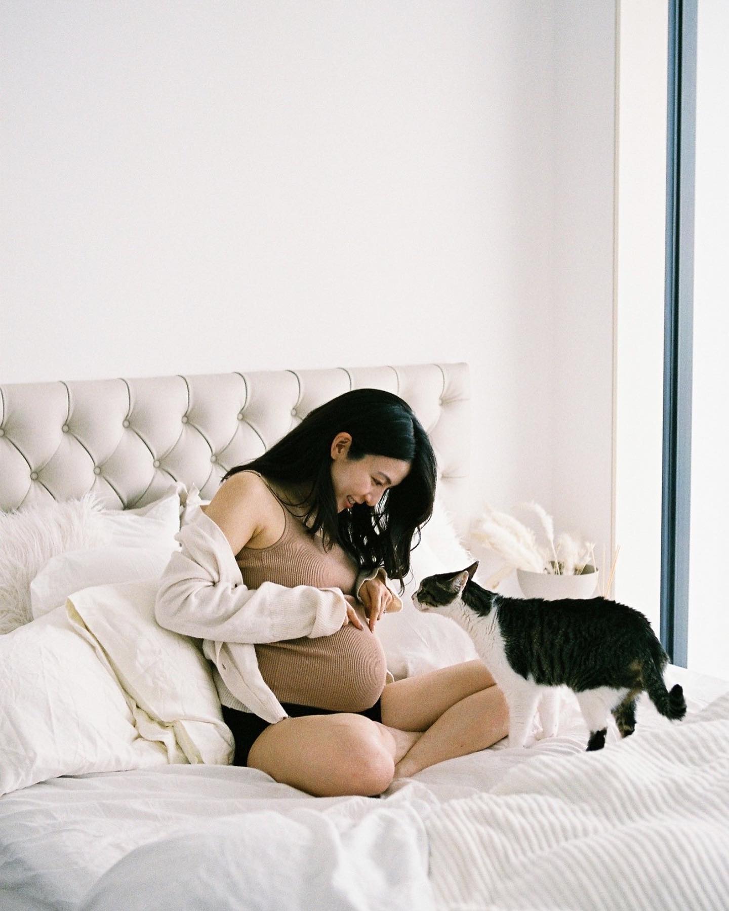 淡輪ゆきさんが愛猫との思い出のマタニティショットを公開「いい写真ですね😉」