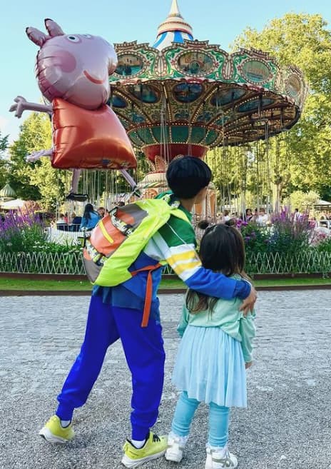 蛯原友里　胸キュンの後ろ姿♡ ペッパーピッグと楽しむデンマークチボリ公園の一日