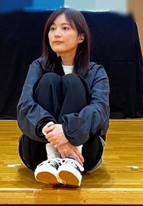 元乃木坂46生田絵梨花　キュートな体育座り姿を投稿