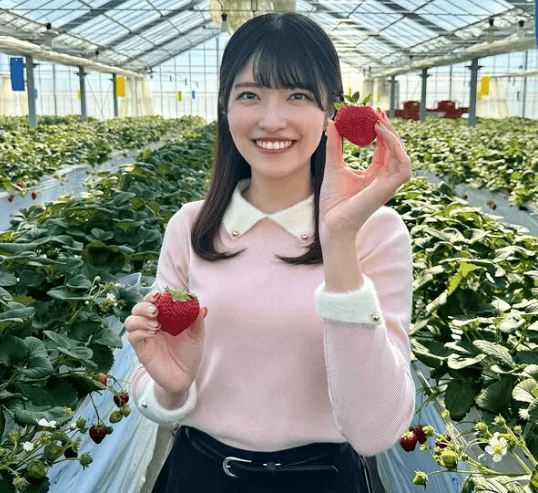 「顔が小さくてイチゴの大きさがわからない」美女アナウンサー、いちご王国の”ジューシーショット”にファンガチ惚れ！