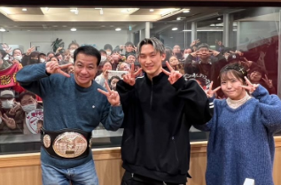 中山秀征、ついに王者降臨！？チャンピオンベルトを肩に堂々のポーズ！