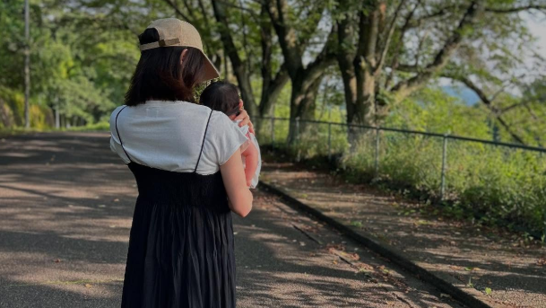 「彩ママに祝福の嵐！」鮫島彩、木陰の親子ショット公開にファン歓喜「いつの間に！？」