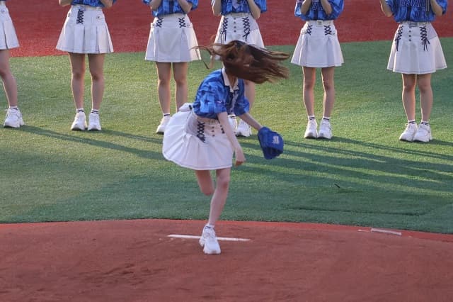 「毛ぇ〜〜」ハマスタでセレモニアルピッチを務めたAKB48 千葉恵里、ロングヘアが荒ぶるシーンを公開