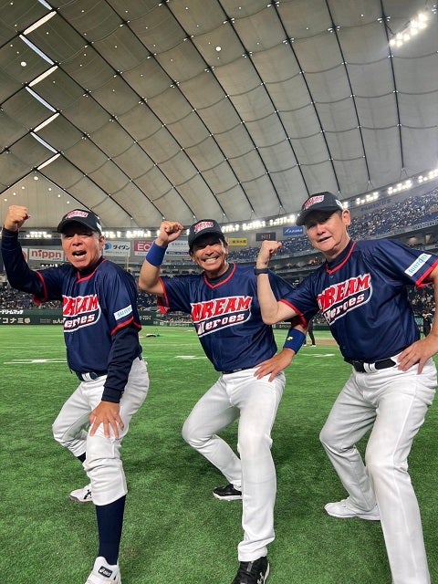 熱さマシマシ!?亜細亜大OBによるトリプル"熱男ポーズ"にプロ野球ファン歓喜