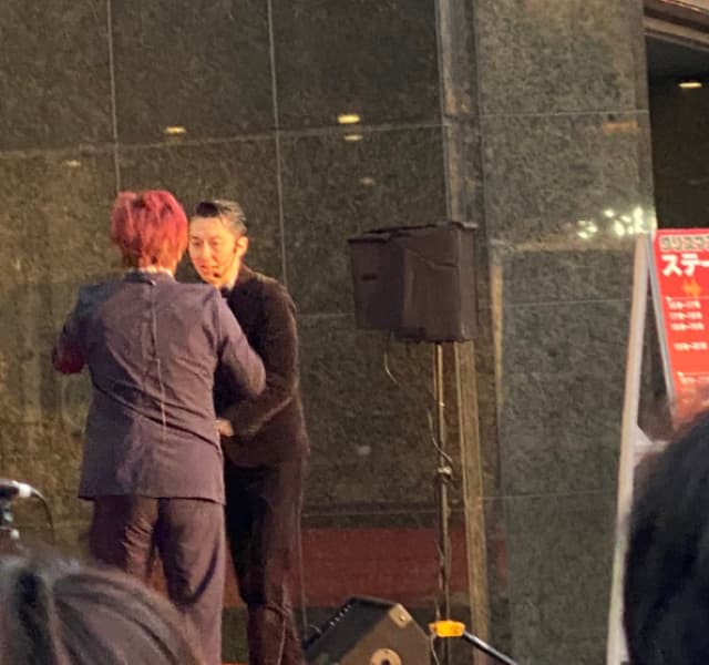 クマムシ長谷川、東京立川サンサンロードでいつもここからと共演「あったかいんだからぁ」と盛り上がった様子