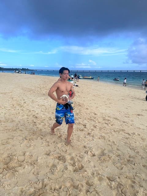 「〇〇見たいじゃん？」マヂラブ  野田クリスタルが海辺でノリノリ！浮かれ過ぎた姿を投稿される