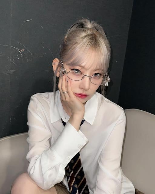 オタクチック…？LE SSERAFIM宮脇咲良が眼鏡ショットを公開