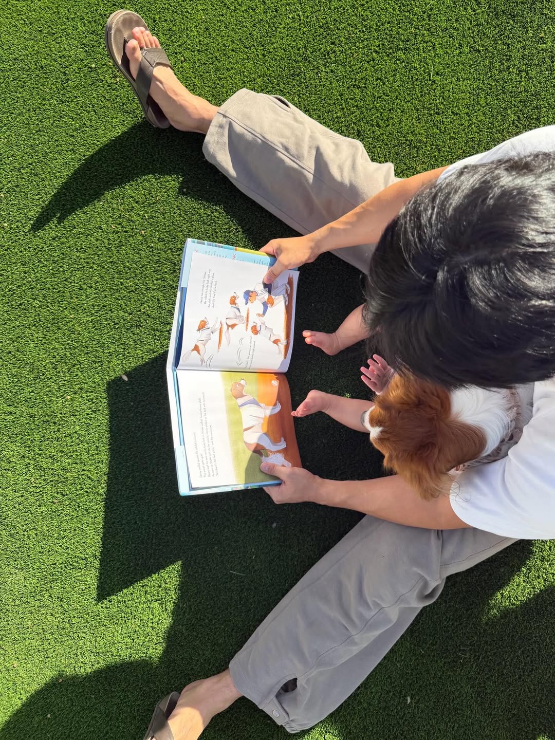 胸がほっこり…デコピンと“初めての児童書”発売！芝生で読み聞かせショット公開