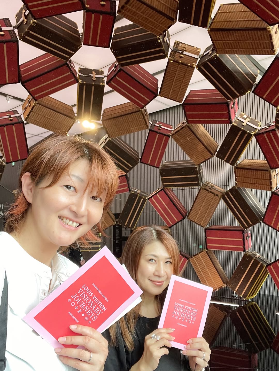 元女子バレー・宝来麻紀子が「推し活」！あのアイドルがアンバサダーを務めるブランドの展示会に登場