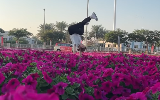 「ドバイの夜景の中でめっちゃかっこいい」激カワBダンサー、夜景バック＆お花畑内の”映えすぎダンス”に反響続々